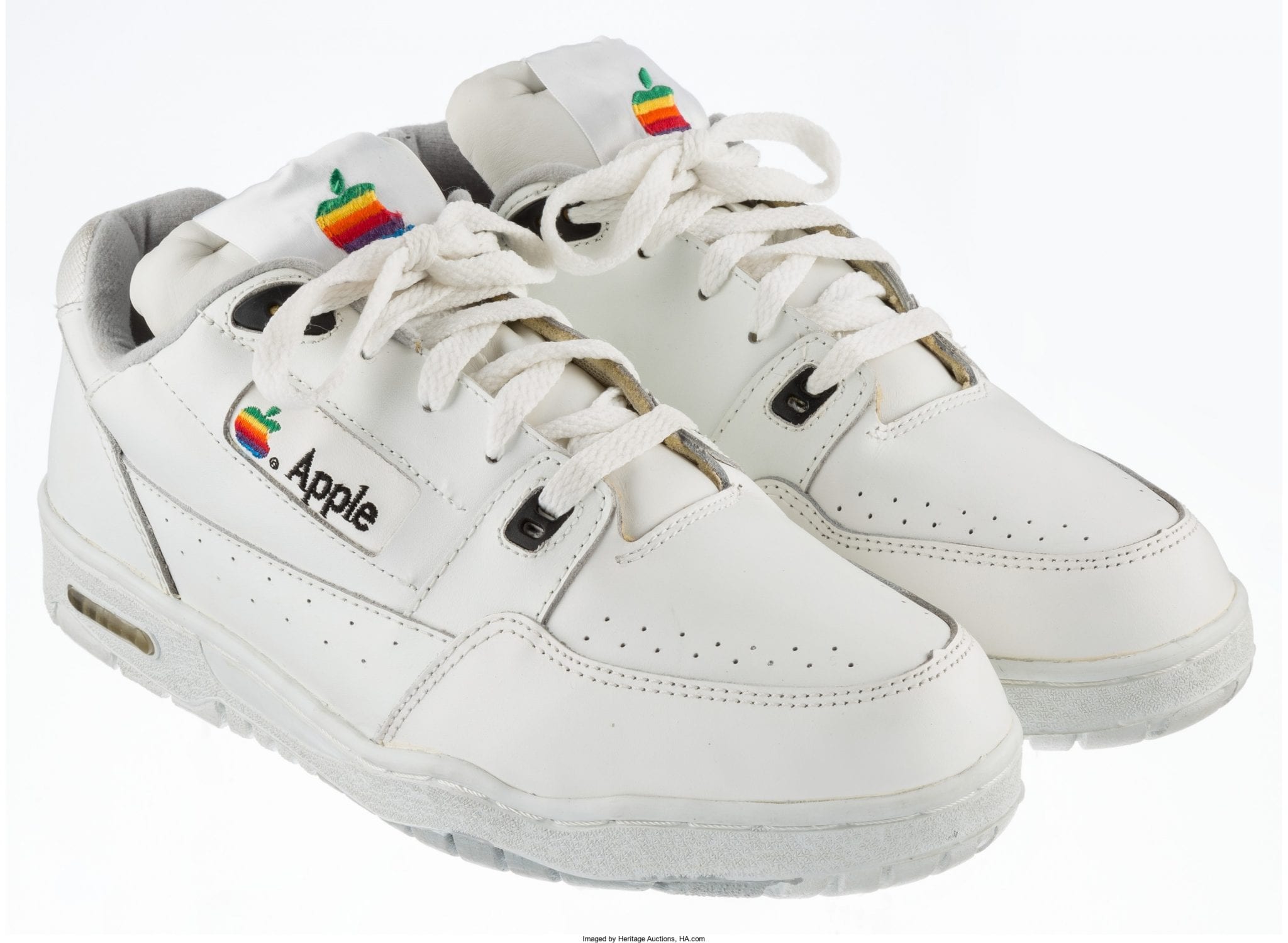 Apple Sneakers all'asta un paio di scarpe vintage con il logo della Mela