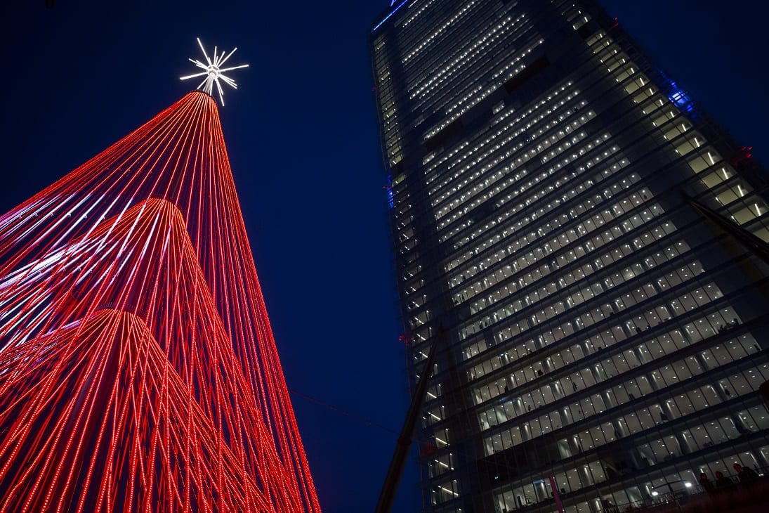 Albero Di Natale Milano.A Milano L Albero Di Natale Si Illumina Con L Intelligenza Artificiale
