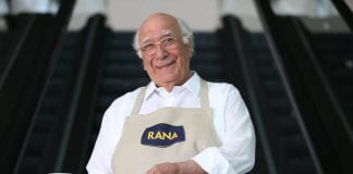 Giovanni Rana aumenta lo stipendio ai dipendenti al lavoro Giovanni Rana