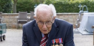 A 99 anni raccoglie 14 milioni di sterline per l’emergenza sanitaria capitano moore 99 anni