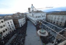 “Io, funambolo, cammino su abissi di 90 metri. Ecco come affrontare paura e cambiamento in questi tempi difficili” andrea loreni funambolo