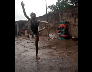 bambino danza pioggia nigeria