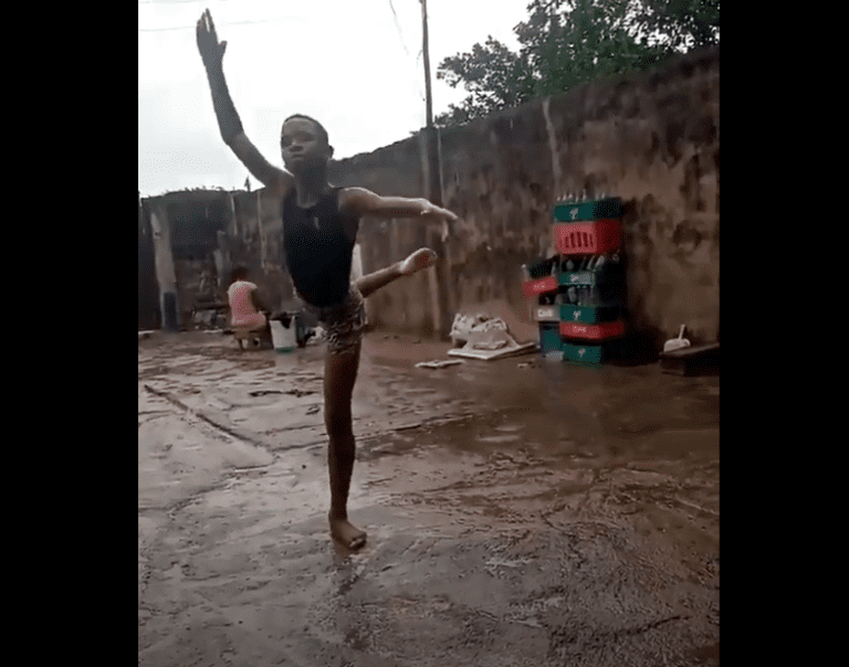 bambino danza pioggia nigeria