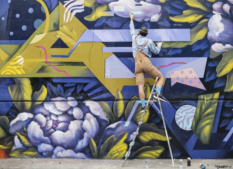 Street Artist che dipinge un muro