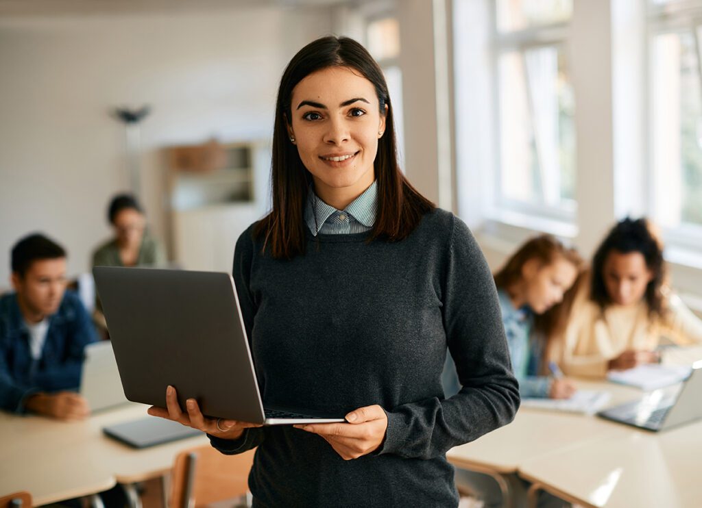 Donna al computer che lavora in team