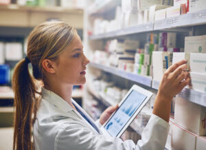 donna che cerca farmaci