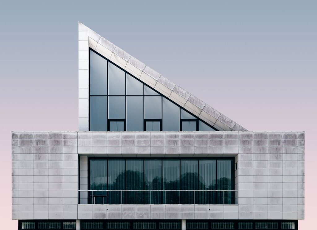 Palazzo moderno con vetrata