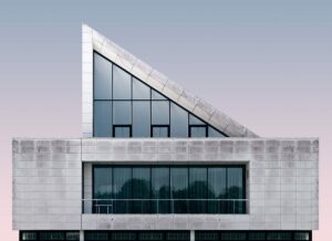 Palazzo moderno con vetrata