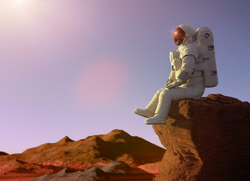 Astronauta che guarda l'orizzonte vestito con una tuta spaziale