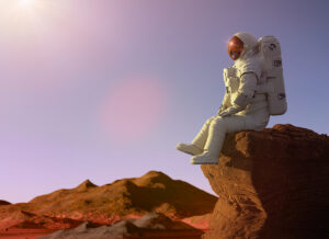 Astronauta che guarda l'orizzonte vestito con una tuta spaziale