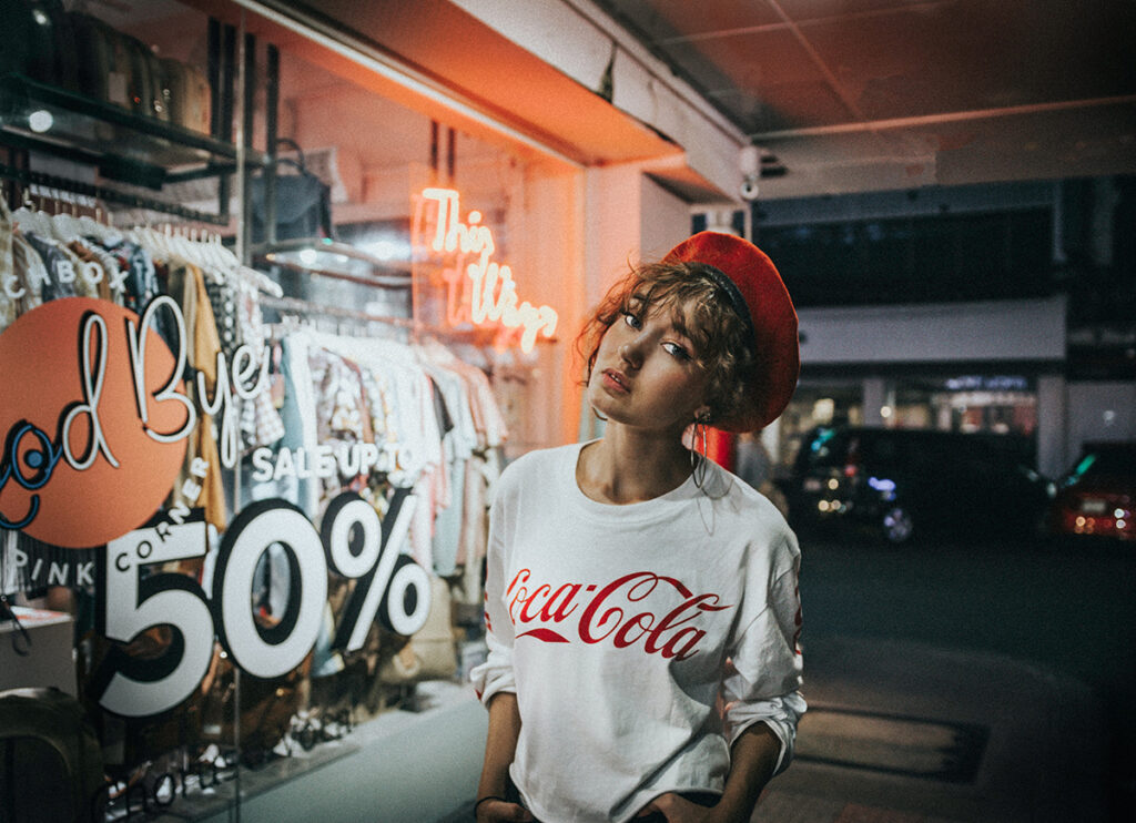 Ragazza fashion cool davanti ad un negozio