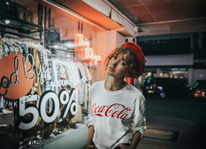 Ragazza fashion cool davanti ad un negozio