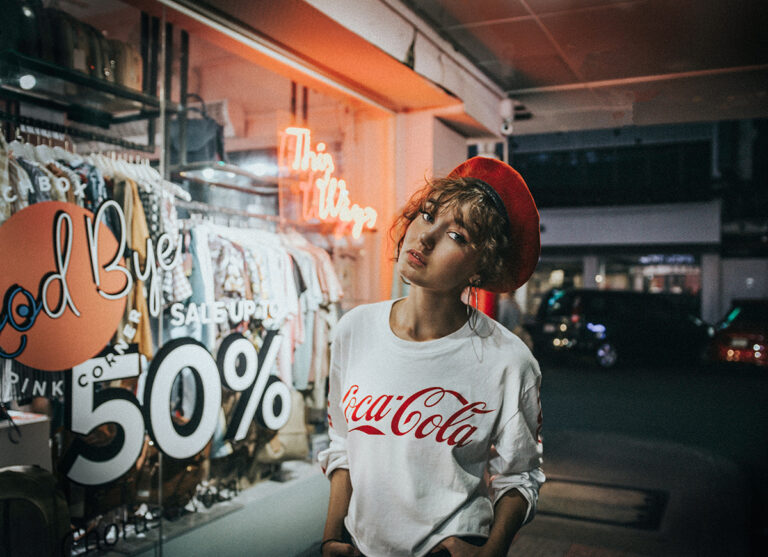 Ragazza fashion cool davanti ad un negozio