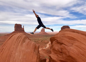 uomo che salta sul Grand Canion