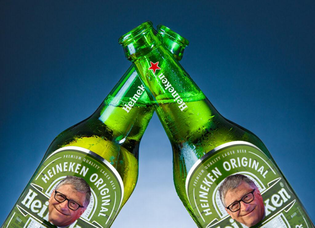 bottiglie di birra heineken con sopra Bill Gates