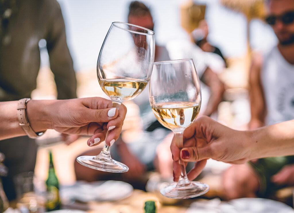 Brindiamo alla salute, con il vino dealcolato