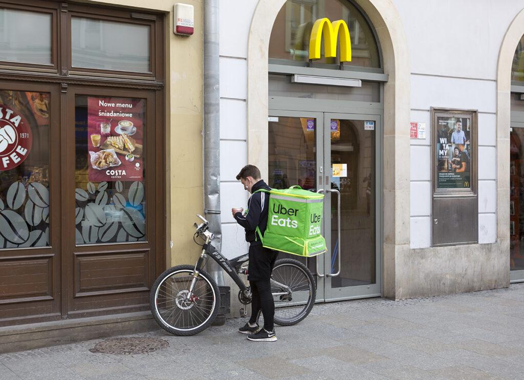 Fast Delivery in crisi: Uber Eats costretta a riprendere 4mila rider dopo decisione del Tribunale di Milano