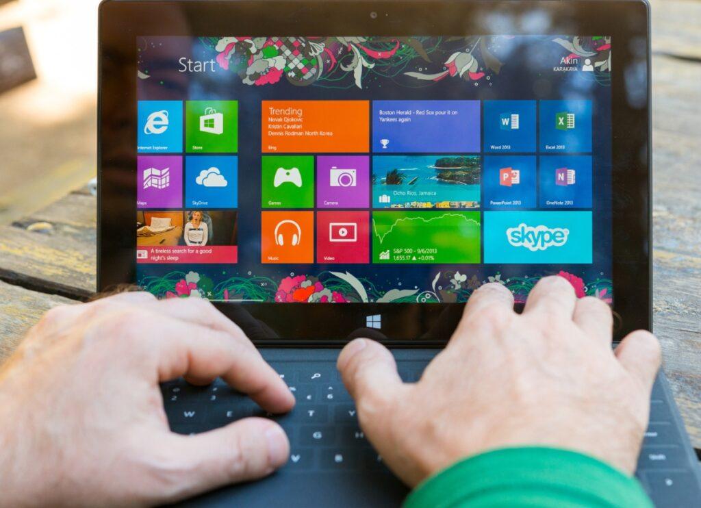 Microsoft pensa a mettere un tasto AI sul tuo laptop. Un colpo di genio o una forzatura.