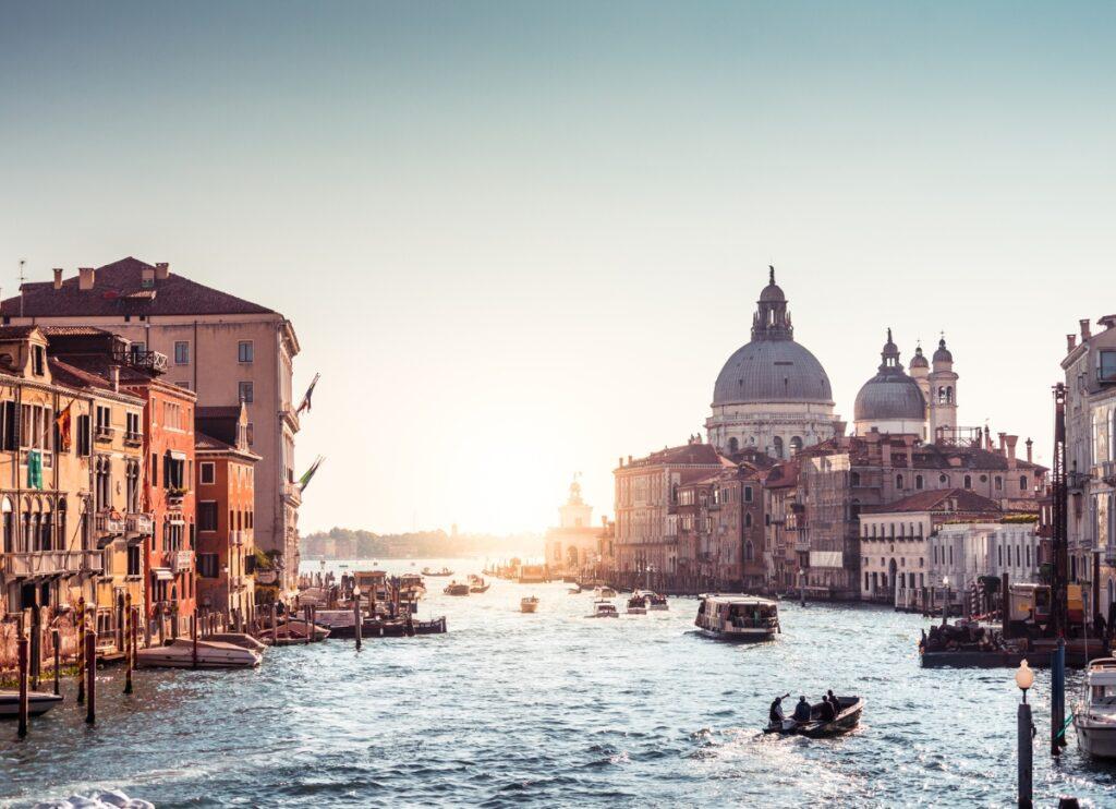 Venezia limita le dimensioni dei gruppi turistici e vieta l'uso di altoparlanti per alleggerire l’affollamento