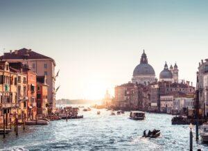 Venezia limita le dimensioni dei gruppi turistici e vieta l'uso di altoparlanti per alleggerire l’affollamento