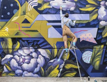Street Artist che dipinge un muro