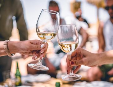 Brindiamo alla salute, con il vino dealcolato