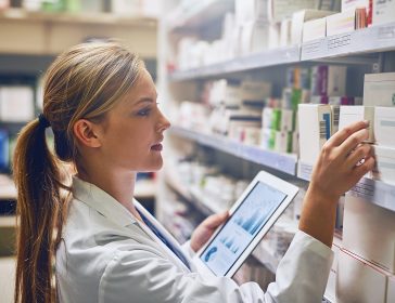 donna che cerca farmaci