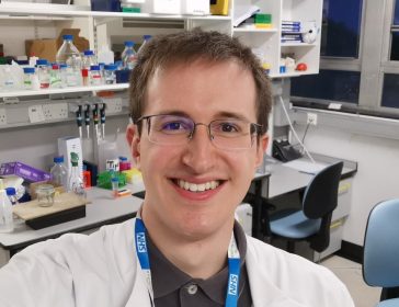 Giulio Deangeli in laboratorio a Cambridge