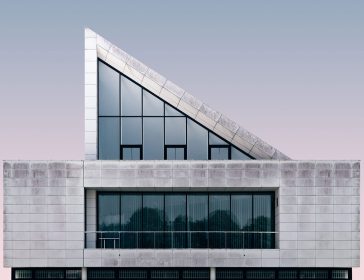 Palazzo moderno con vetrata