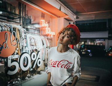 Ragazza fashion cool davanti ad un negozio