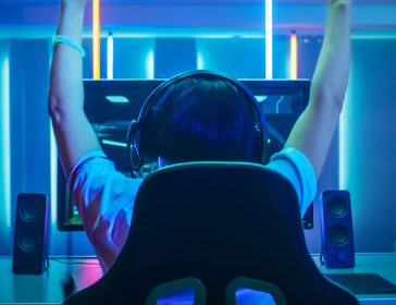 Ragazzo che gioca con esports